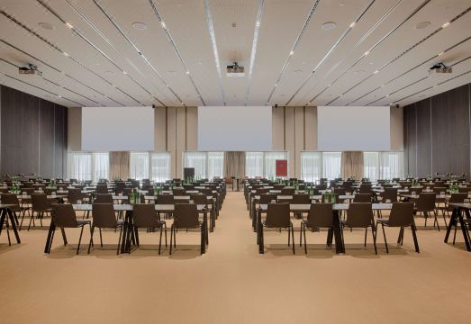 NH 컬렉션 밀라노 시티라이프의 현대적인 외관 또는 수영장