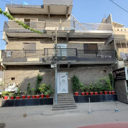 Diplomat Inn Hotel Отели рядом с достопримечательностью «Мавзолей Джинны»