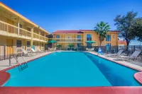 Super 8 by Wyndham Eagle Pass