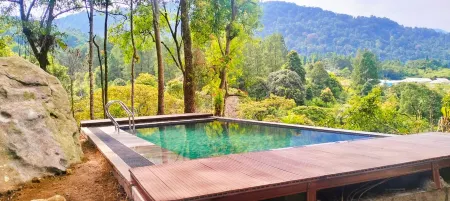 Villa Dan Cafe Air Luwihajahill Отели рядом с достопримечательностью «Puncak Langit camping ground»