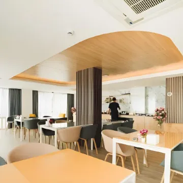 The Riski Hotel at Bangphlat Station Отели рядом с достопримечательностью «Пирс Kiak Kai»