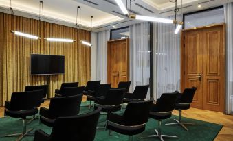 Roomers Munich, Autograph Collection