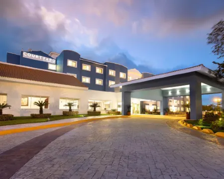 コートヤード バイ マリオット カンクン エアポート ベニート・ファレスのホテル