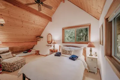Snowline Cabin #4 - A Pet-Friendly Cedar Cabin with a Private Outdoor Hot Tub!