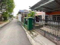 Guest House Hj Muriyah Syariah Slawi Mitra RedDoorz Hotel di Adiwerna