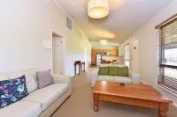 Palmers Lane Vineyard Cottage Hotels in Rothbury