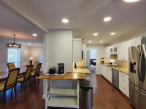 Your Spacious Private Getaway with Pool , 5 bedrooms, sleeps up to 12 guests