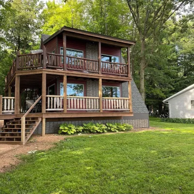 The Perch-Skywalk! Pet Friendly, 4-Bedroom Cabin on the Big Eau Pleine. - balcony