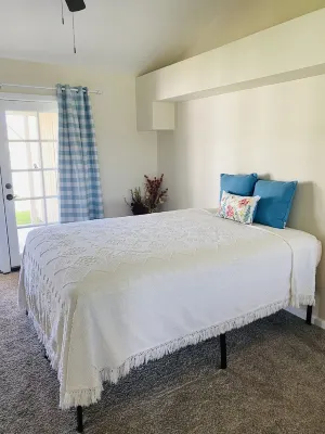 Ranch Style free standing 1 bedroom home with its own yard and view 채프먼 대학 주변 호텔