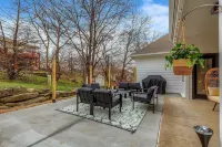 The Woodbriar, close to Hard Rock Casino, downtown Tulsa/BOK + patio w/fire pit