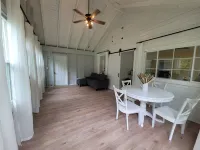 Cozy Cottage in the woods private lake access. Allegan County 호텔