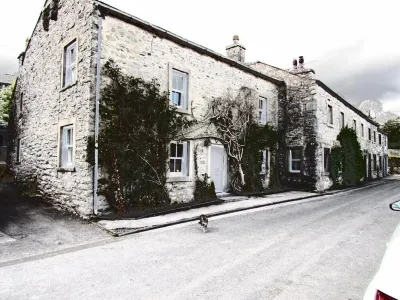 5 Star Cottage on The Green with Log Burner (Dog Friendly) Hotels near Gaping Gill