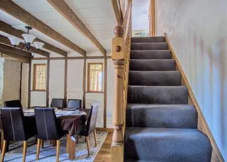 Mona's Cottage - Private Parking, Sea Views, Garden & Close To Harbour & Beach