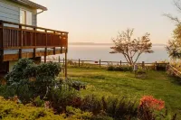 Bluff Cottage - Waterfront home near Olympic National Park