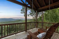 Knotty Bear: Cozy Cabin, Breathtaking Mountain Views, Hot Tub, Fire Pit - Mountain view