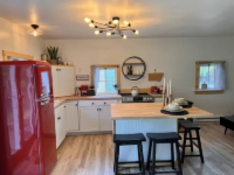 Downtown Bozeman Bungalow, pet friendly with private fenced yard