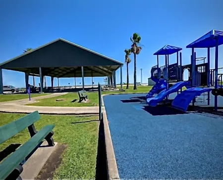 Quiet & Cozy: Close to Galveston Bay & Kemah , Galveston &  NASA Space center