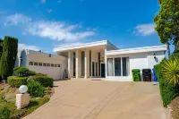 Spacious Studio City Home: Pool, Jacuzzi, Valley Views, Near Universal - 3-Star