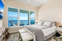 Casamigos. Luxury waterfront-Swim with Dolphins-Private Beach. Pet Friendly!