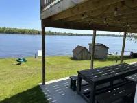 Oscoda Lake House : waterfront, 4 beds