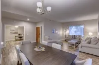 Your Home Away From Home in the Sunshine! Minutes from great amenities. Hotel a Oro Valley