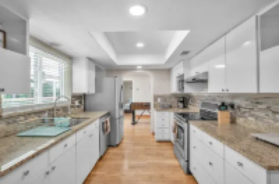 14 Guests · Large HEATED Pool · Tropical Backyard+BBQ · GYM · Beach: 3 miles