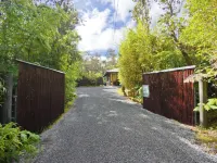 Volcano Tea House Cottage - Spa Bath, Hot Tub, and Fireplace with Japanese Decor