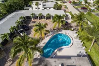 Relaxing and Cozy beach front apartment with pool