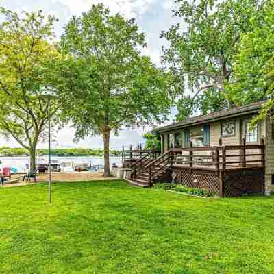 Lakefront Cottage with Gorgeous Sunsets Others