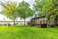 Lakefront Cottage with Gorgeous Sunsets Отели в г. Фокс Лейк