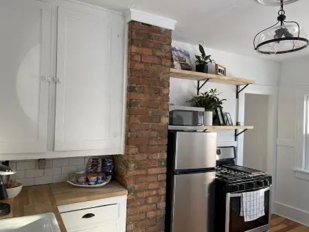 Cozy Cottage located near Czech Village and Newbo areas in Cedar Rapids, IA Отели в г. Сидар-Рапидс