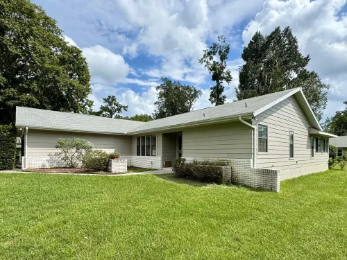 Newly remodeled 3 BR house, 5 min from WEC and by golf course. Dogs allowed