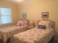 Grace's Getaway: Newly refurbished.Two blocks to the beach!