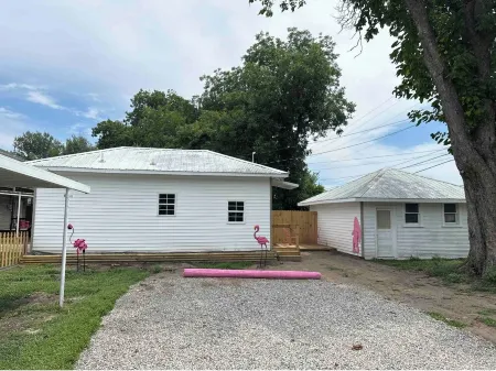 Tiny Flamingo's Nest - Cottage Near Pioneer Woman Mercantile - Pet friendly! Отели в г. Похаска