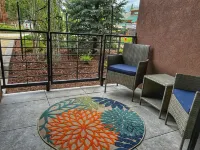 Downtown condo short walk to lake, patio and awesome common area