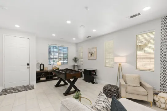 Chandler Court Getaway by GPM - Walk to festivals/ Private Pool