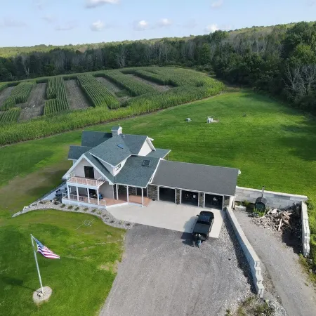 Secluded lodge, with multiple hiking trails and breathtaking views!