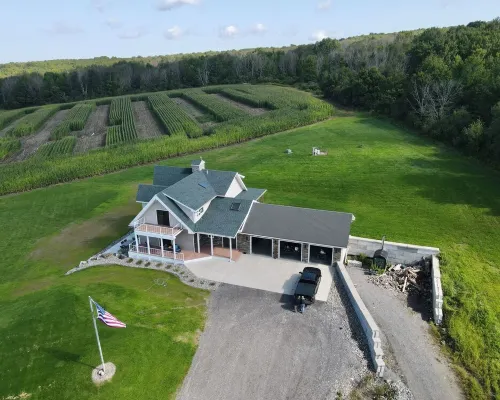 Secluded lodge, with multiple hiking trails and breathtaking views! Hotels in Conesus