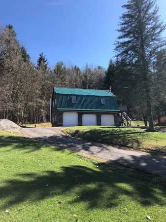 Rustic and charming apartment above detached log garage. 10 mins from<br>A.S.V.