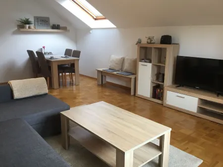 Bright apartment balcony, 2 bedrooms - new bathroom 2023