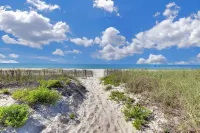 100 Steps to the Gulf -Soaring Ceilings, Beams, Contemp, Free Lighthouse Passes - Beach