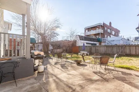 The Blue Sapphire: Modern & Stylish 2BR w/ 2 King Beds & Full Kitchen