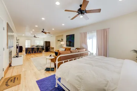 Private Apartment with pool, 5 min to downtown