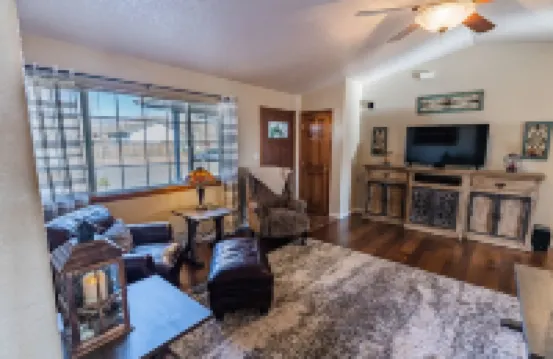 Beautiful Warm and Spacious Home, 3bed/2 full bath