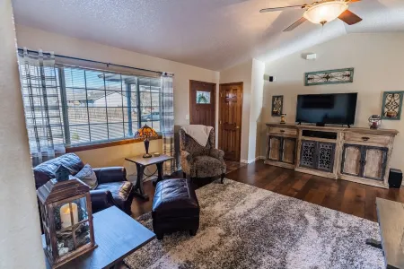 Beautiful Warm and Spacious Home, 3bed/2 full bath