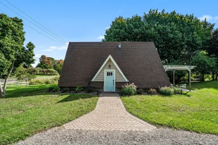 Applewood Lodge: Private A-Frame with Hot Tub Near Saugatuck & Lake Michigan