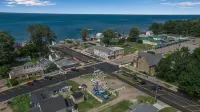 *HOT TUB * Lake Front | Near Olcott Beach | King Bed