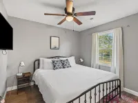 The Luxe/Hot Tub/Putt Putt/10 Miles Shaker Village Hotels in Mercer County