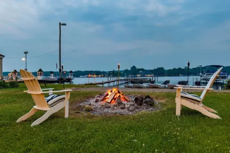 Cottage #3 - Beautiful Lakefront Cottage with 3 Bedrooms.  Fully Renovated!