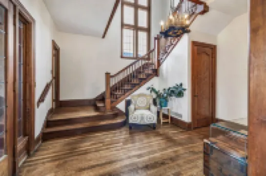 LUXE Manor with Modern, Elegant Vibes